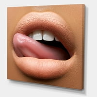 Designart 'Prekrasna tamna kože ženski jezik koji dodiruje usne' moderno platno zidne umjetničke tiska