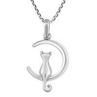 Preslatka maca koja sjedi na ogrlici od srebra u obliku polumjeseca